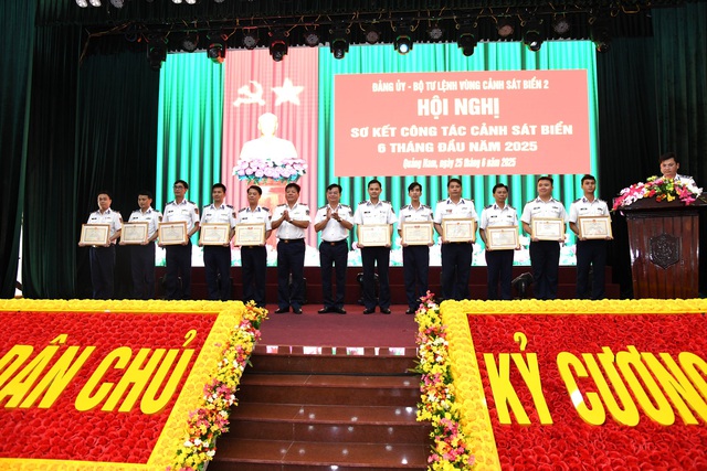 Xua đuổi hơn 500 lượt chiếc tàu nước ngoài xâm phạm chủ quyền vùng biển Việt Nam- Ảnh 3. Xua đuổi hơn 500 lượt chiếc tàu nước ngoài xâm phạm chủ quyền vùng biển Việt Nam- Ảnh 3.