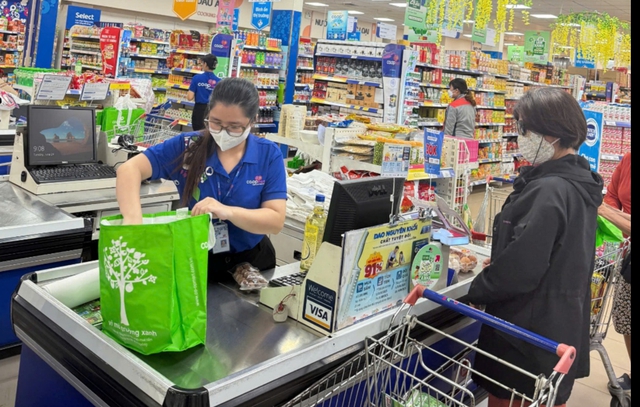 Khách hàng dùng túi môi trường, Co.opmart tặng ngay rau củ- Ảnh 1. Khách hàng dùng túi môi trường, Co.opmart tặng ngay rau củ- Ảnh 1.