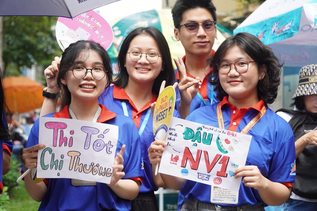 Ông bà U80 từ Bình Dương lên TP HCM động viên cháu gái trước giờ thi- Ảnh 4. Ông bà U80 từ Bình Dương lên TP HCM động viên cháu gái trước giờ thi - Ảnh 3.