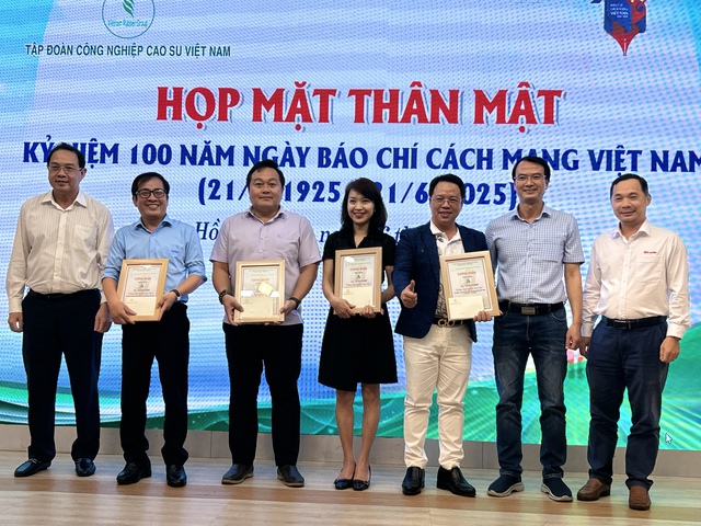 Sôi động Hội thi karaoke "Tiếng hát người làm báo"- Ảnh 7. Sôi động Hội thi karaoke "Tiếng hát người làm báo"- Ảnh 7.