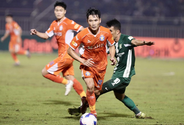 Công Phượng hỏng phạt đền, Bình Phước lỡ hẹn V-League - Ảnh 1.