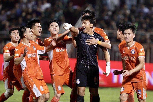 Công Phượng hỏng phạt đền, Bình Phước lỡ hẹn V-League - Ảnh 4.