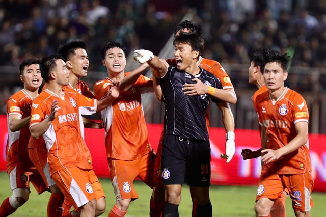 Bùi Tiến Dũng giúp Đà Nẵng trụ hạng V-League - Ảnh 1.