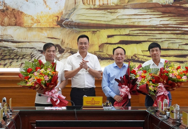 Phó Bí thư thường trực Tỉnh ủy Quảng Bình cùng nhiều lãnh đạo xin nghỉ hưu trước khi sáp nhập với Quảng Trị - Ảnh 1.
