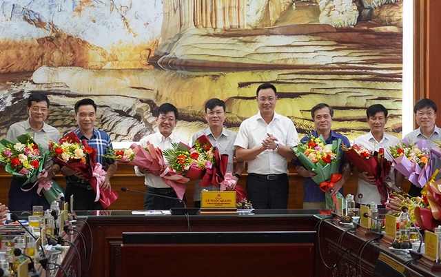 Phó Bí thư thường trực Tỉnh ủy Quảng Bình cùng nhiều lãnh đạo xin nghỉ hưu trước khi sáp nhập với Quảng Trị - Ảnh 2.