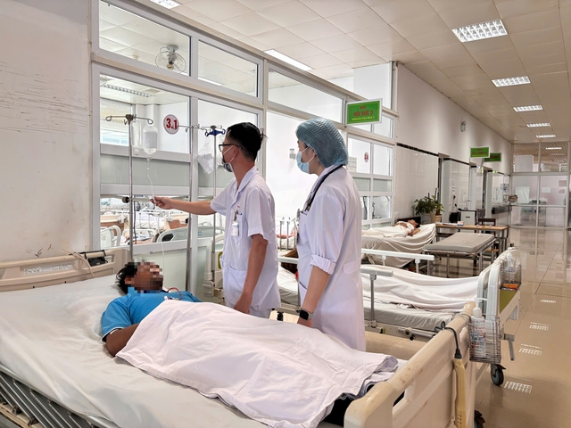 Cấp cứu 8 bệnh nhân nghi do ngộ độc nấm- Ảnh 1. Cấp cứu 8 bệnh nhân nghi do ngộ độc nấm- Ảnh 1.