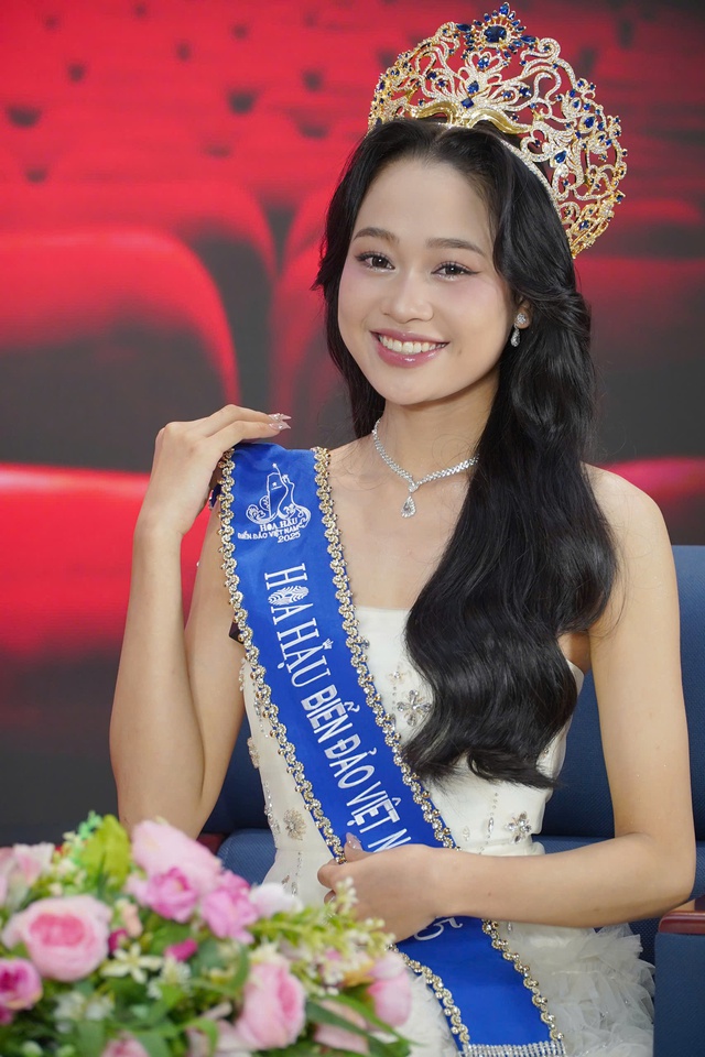 Tân hoa hậu biển đảo Việt Nam 2025 Nguyễn Thị Mỹ Linh: Tôi thấy mình cũng đẹp - Ảnh 1.