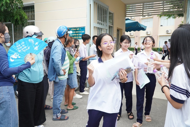 Kết thúc môn thi ngoại ngữ: Người thở phào, người thở dài - Ảnh 2.