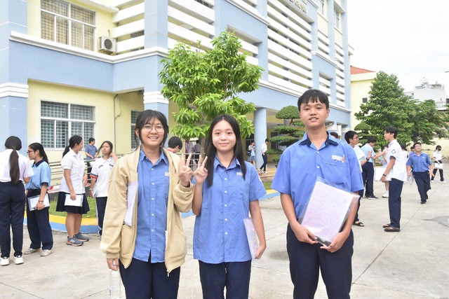 Kết thúc môn thi ngoại ngữ: Người thở phào, người thở dài - Ảnh 4.