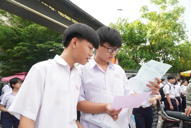 Kết thúc môn thi ngoại ngữ: Người thở phào, người thở dài - Ảnh 1.