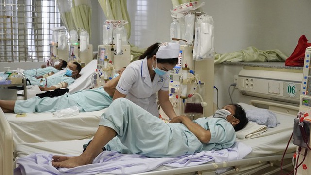 Người bệnh nghèo "kêu cứu" vì chi phí chạy thận ban đêm - Ảnh 1.