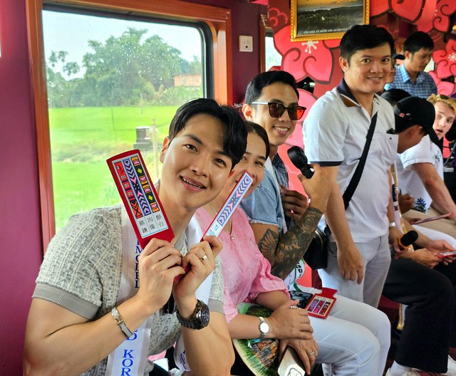 Thí sinh Hoa hậu và Nam vương thể hình thế giới trải nghiệm tàu hỏa du lịch- Ảnh 3. Thí sinh Hoa hậu và Nam vương thể hình thế giới trải nghiệm tàu hỏa du lịch- Ảnh 3.