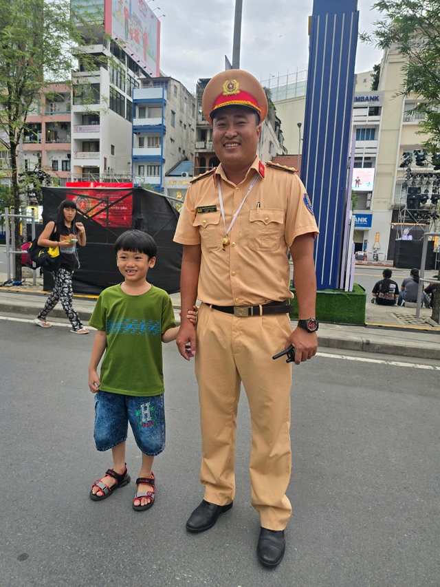 Phố đi bộ Nguyễn Huệ “nóng” lên từng phút, dòng người thi nhau đổ về - Ảnh 9.