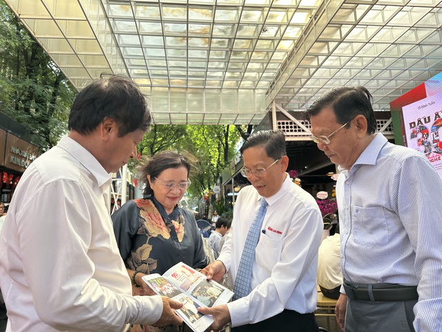 "Dấu ấn 30 năm nghề báo": Hành trình dấn thân vì đam mê và cống hiến- Ảnh 1. "Dấu ấn 30 năm nghề báo": Hành trình dấn thân vì đam mê và cống hiến- Ảnh 1.