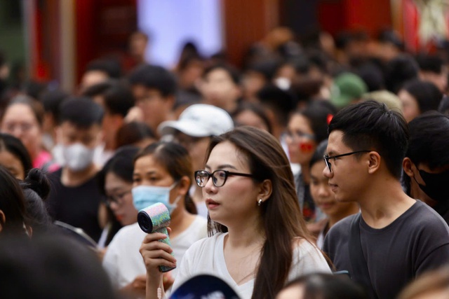 Phố đi bộ Nguyễn Huệ “nóng” lên từng phút, dòng người thi nhau đổ về - Ảnh 4.