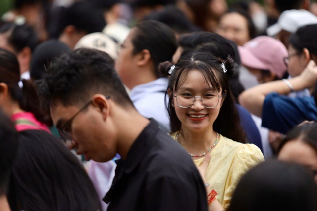 Phố đi bộ Nguyễn Huệ “nóng” lên từng phút, dòng người thi nhau đổ về - Ảnh 5.