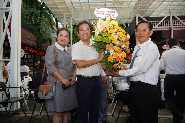 Nhiều lãnh đạo, đồng nghiệp, bạn đọc chúc mừng nhà báo Tô Đình Tuân- Ảnh 7. Nhiều lãnh đạo, đồng nghiệp, bạn đọc chúc mừng nhà báo Tô Đình Tuân- Ảnh 7.