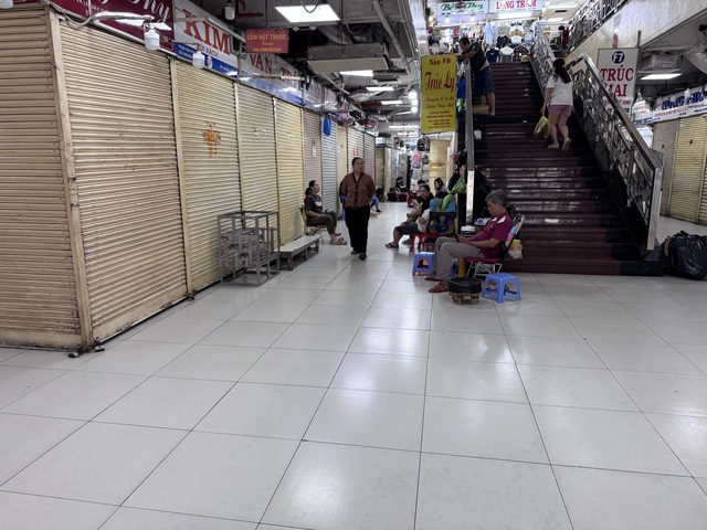 Hàng loạt sạp đóng cửa tại Trung tâm thương mại An Đông, Saigon Square- Ảnh 1. Hàng loạt sạp đóng cửa tại Trung tâm thương mại An Đông, Saigon Square- Ảnh 1.
