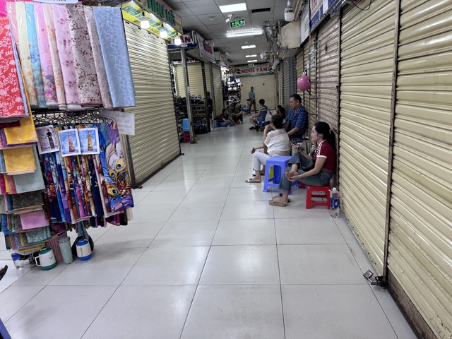Hàng loạt sạp đóng cửa tại Trung tâm thương mại An Đông, Saigon Square- Ảnh 3. Hàng loạt sạp đóng cửa tại Trung tâm thương mại An Đông, Saigon Square- Ảnh 3.