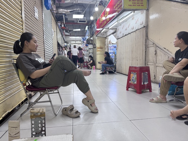 Hàng loạt sạp đóng cửa tại Trung tâm thương mại An Đông, Saigon Square- Ảnh 4. Hàng loạt sạp đóng cửa tại Trung tâm thương mại An Đông, Saigon Square- Ảnh 4.