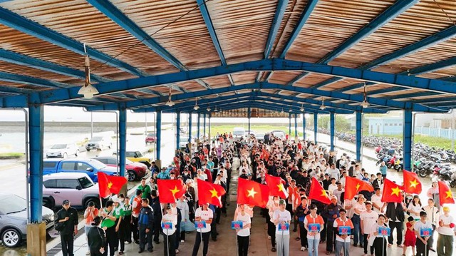 Gần 10.000 người Vingroup và tình nguyện viên ra quân làm sạch bờ biển tại 28 tỉnh, thành phố- Ảnh 12. Gần 10.000 người Vingroup và tình nguyện viên ra quân làm sạch bờ biển tại 28 tỉnh, thành phố- Ảnh 12.