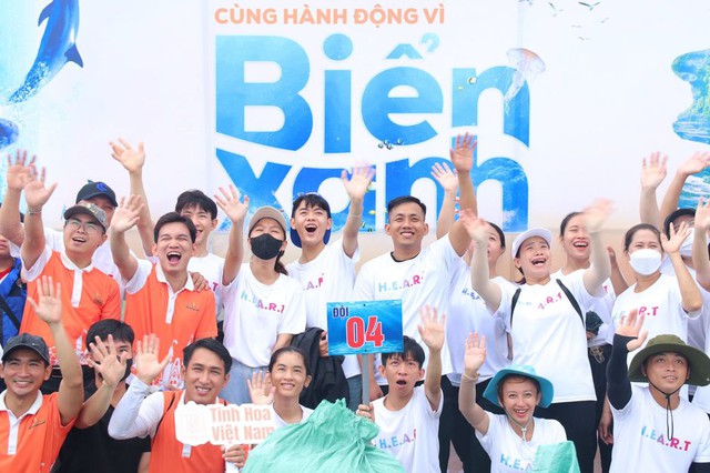 Gần 10.000 người Vingroup và tình nguyện viên ra quân làm sạch bờ biển tại 28 tỉnh, thành phố- Ảnh 13. Gần 10.000 người Vingroup và tình nguyện viên ra quân làm sạch bờ biển tại 28 tỉnh, thành phố- Ảnh 13.