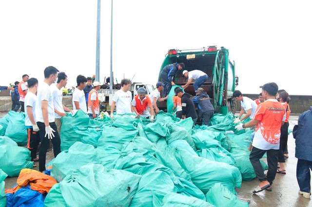 Gần 10.000 người Vingroup và tình nguyện viên ra quân làm sạch bờ biển tại 28 tỉnh, thành phố- Ảnh 14. Gần 10.000 người Vingroup và tình nguyện viên ra quân làm sạch bờ biển tại 28 tỉnh, thành phố- Ảnh 14.