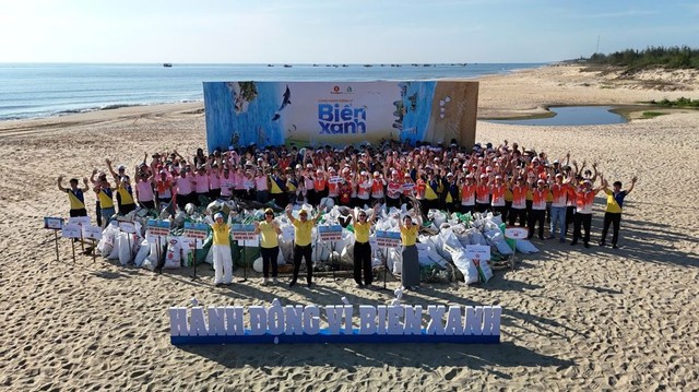 Gần 10.000 người Vingroup và tình nguyện viên ra quân làm sạch bờ biển tại 28 tỉnh, thành phố- Ảnh 15. Gần 10.000 người Vingroup và tình nguyện viên ra quân làm sạch bờ biển tại 28 tỉnh, thành phố- Ảnh 15.