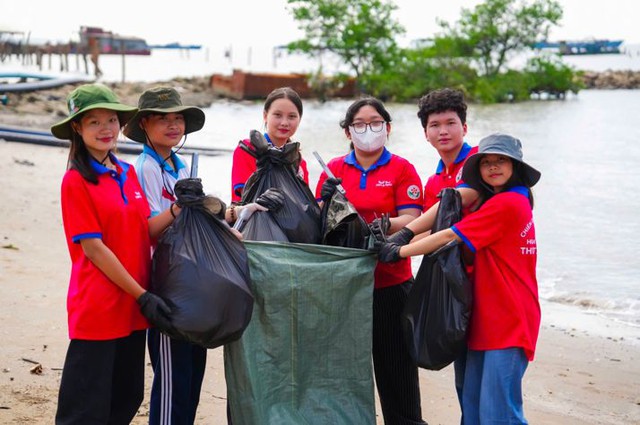Gần 10.000 người Vingroup và tình nguyện viên ra quân làm sạch bờ biển tại 28 tỉnh, thành phố- Ảnh 8. Gần 10.000 người Vingroup và tình nguyện viên ra quân làm sạch bờ biển tại 28 tỉnh, thành phố- Ảnh 8.