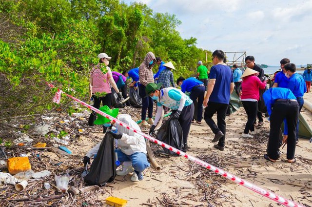 Gần 10.000 người Vingroup và tình nguyện viên ra quân làm sạch bờ biển tại 28 tỉnh, thành phố- Ảnh 9. Gần 10.000 người Vingroup và tình nguyện viên ra quân làm sạch bờ biển tại 28 tỉnh, thành phố- Ảnh 9.