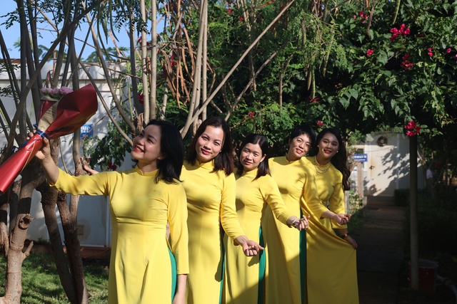 Tà áo dài Việt Nam trên mảnh đất Châu Phi - Ảnh 2.