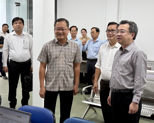 Phó Bí thư Thường trực Thành ủy TP HCM khảo sát tại phường Phú Thọ- Ảnh 1.