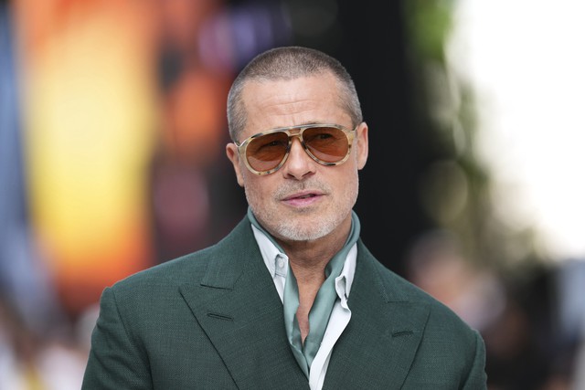 Đôi bạn thân Brad Pitt, George Clooney vào tốp "đàn ông nóng bỏng"