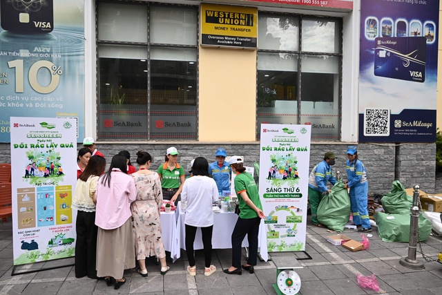 SeABank tổ chức “Ngày hội đổi rác lấy quà” - Lan tỏa lối sống xanh vì Hà Nội sạch đẹp- Ảnh 2.