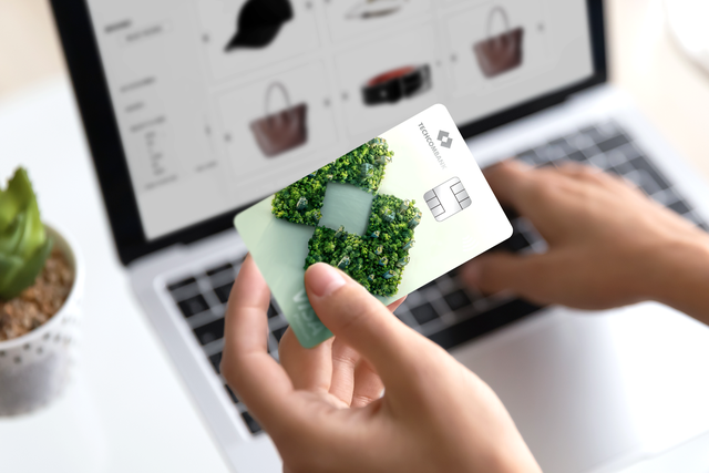 Ra mắt thẻ tín dụng Techcombank Visa Eco, thẻ xanh theo dõi dấu chân carbon đầu tiên tại Việt Nam- Ảnh 1. Ra mắt thẻ tín dụng Techcombank Visa Eco, thẻ xanh theo dõi dấu chân carbon đầu tiên tại Việt Nam- Ảnh 1.