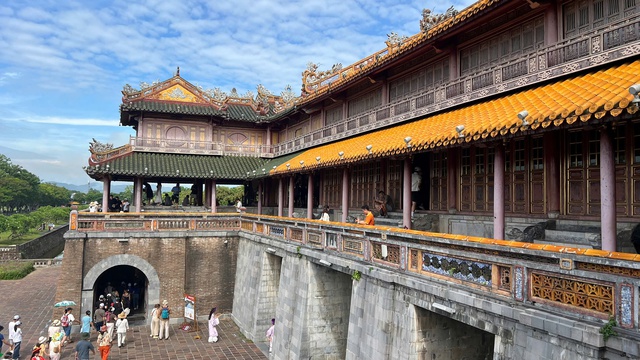 Huế chi hàng trăm triệu sơn lại lầu Ngũ Phụng Sau trùng tu - Ảnh 4. Huế chi hàng trăm triệu sơn lại lầu Ngũ Phụng Sau trùng tu - Ảnh 4.