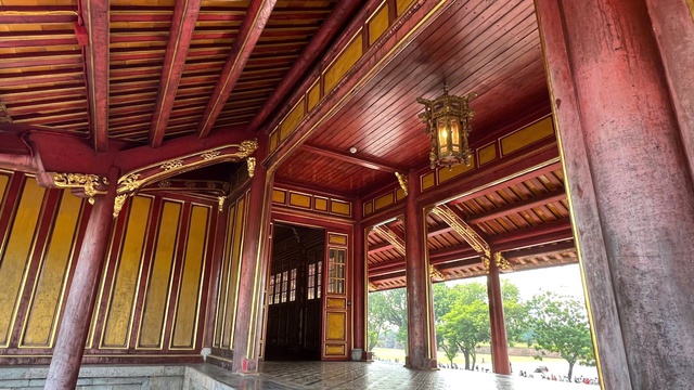 Huế chi hàng trăm triệu sơn lại lầu Ngũ Phụng Sau trùng tu - Ảnh 14. Huế chi hàng trăm triệu sơn lại lầu Ngũ Phụng Sau trùng tu - Ảnh 14.
