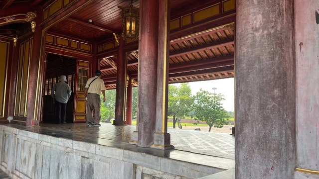 Huế chi hàng trăm triệu sơn lại lầu Ngũ Phụng Sau trùng tu - Ảnh 11. Huế chi hàng trăm triệu sơn lại lầu Ngũ Phụng Sau trùng tu - Ảnh 11.