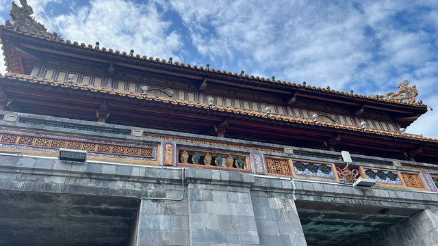 Huế chi hàng trăm triệu sơn lại lầu Ngũ Phụng Sau trùng tu - Ảnh 3. Huế chi hàng trăm triệu sơn lại lầu Ngũ Phụng Sau trùng tu - Ảnh 3.