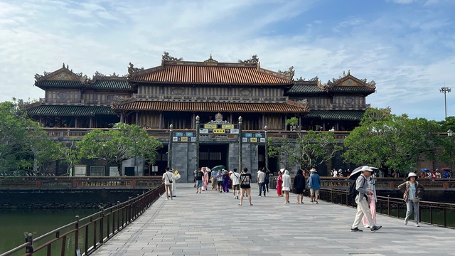 Huế chi hàng trăm triệu sơn lại lầu Ngũ Phụng Sau trùng tu - Ảnh 9. Huế chi hàng trăm triệu sơn lại lầu Ngũ Phụng Sau trùng tu - Ảnh 9.