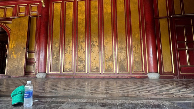 Huế chi hàng trăm triệu sơn lại lầu Ngũ Phụng Sau trùng tu - Ảnh 13. Huế chi hàng trăm triệu sơn lại lầu Ngũ Phụng Sau trùng tu - Ảnh 13.