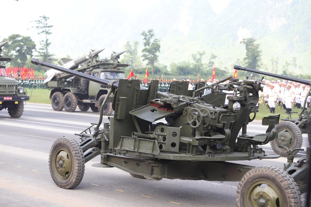 Ngắm xe tăng , tên lửa trong buổi hợp luyện diễu binh đại lễ 2 - 9 - Ảnh 6. Ngắm xe tăng , tên lửa trong buổi hợp luyện diễu binh đại lễ 2 - 9 - Ảnh 6.