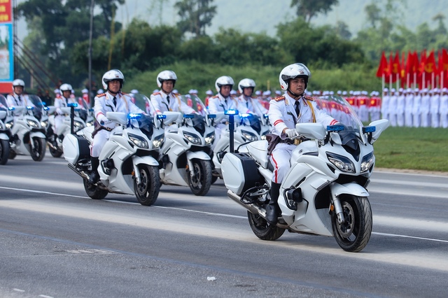 Ngắm xe tăng, tên lửa hợp luyện chuẩn bị cho diễu binh đại lễ 2-9 - Ảnh 1.