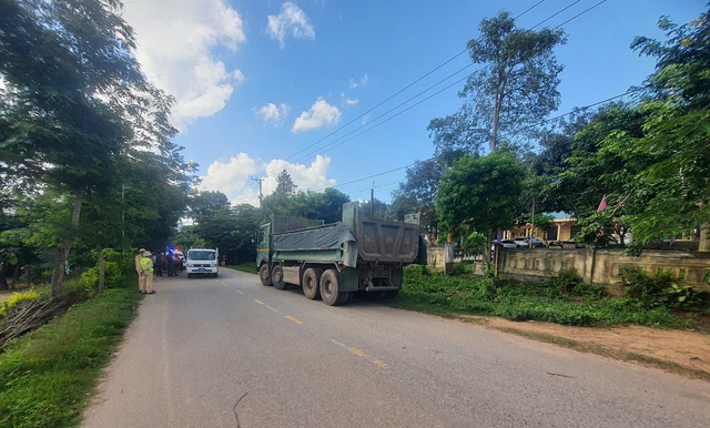 Tai nạn giao thông nghiêm trọng, 1 người tử vong, 1 người rời khỏi hiện trường- Ảnh 1. Tai nạn giao thông nghiêm trọng, 1 người tử vong, 1 người rời khỏi hiện trường- Ảnh 1.