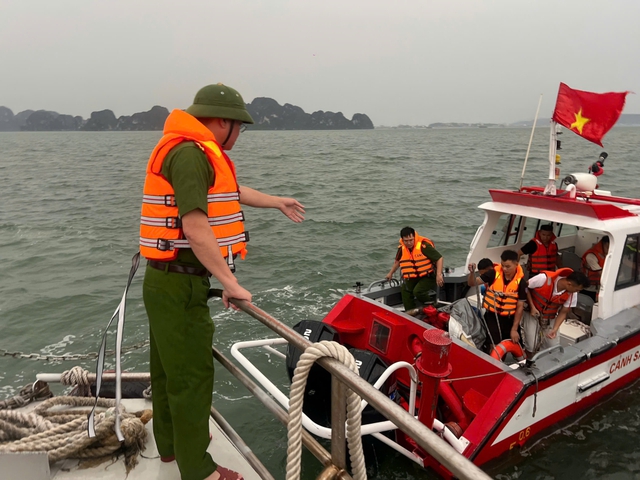 Vụ đắm tàu du lịch trên vịnh Hạ Long: Cứu được 11 người, tìm thấy 28 thi thể nạn nhân- Ảnh 5. Vụ đắm tàu du lịch trên vịnh Hạ Long: Cứu được 11 người, tìm thấy 28 thi thể nạn nhân - Ảnh 5.