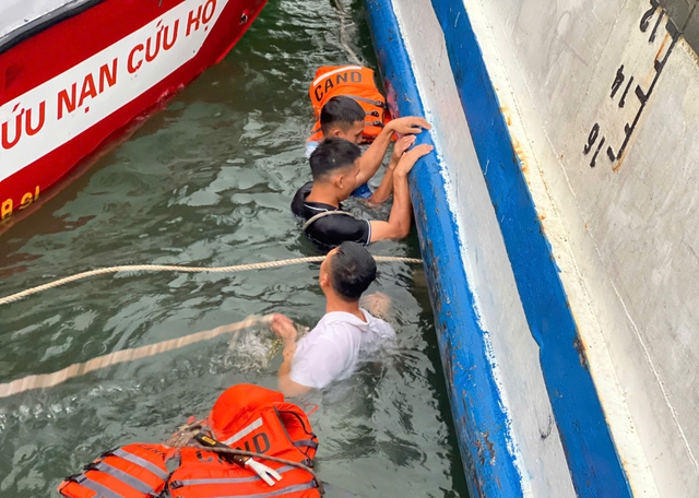 Vụ đắm tàu du lịch trên vịnh Hạ Long: Cứu được 11 người, tìm thấy 28 thi thể nạn nhân- Ảnh 4. Vụ đắm tàu du lịch trên vịnh Hạ Long: Cứu được 11 người, tìm thấy 28 thi thể nạn nhân - Ảnh 4.