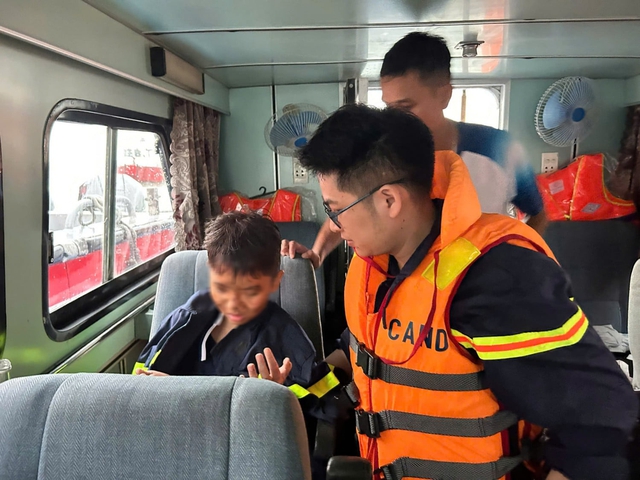 Vụ đắm tàu du lịch trên vịnh Hạ Long: Cứu được 11 người, tìm thấy 28 thi thể nạn nhân- Ảnh 2. Vụ đắm tàu du lịch trên vịnh Hạ Long: Cứu được 11 người, tìm thấy 28 thi thể nạn nhân - Ảnh 2.