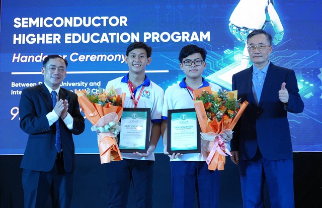 Chuyển giao chương trình đào tạo bán dẫn, sinh viên CĐ nhận học bổng 100%- Ảnh 1. Chuyển giao chương trình đào tạo bán dẫn, sinh viên CĐ nhận học bổng 100%- Ảnh 1.