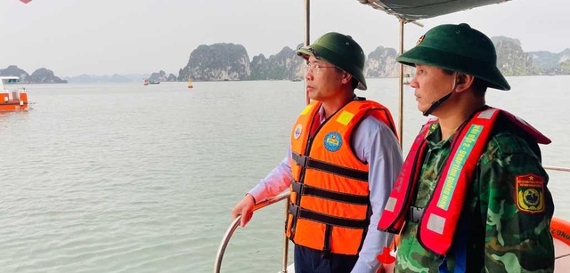 Thông tin vụ đắm tàu du lịch trên Vịnh Hạ Long: Cứu hộ khẩn cấp 48 người - Ảnh 1. Thông tin vụ đắm tàu du lịch trên Vịnh Hạ Long: Cứu hộ khẩn cấp 48 người - Ảnh 1.