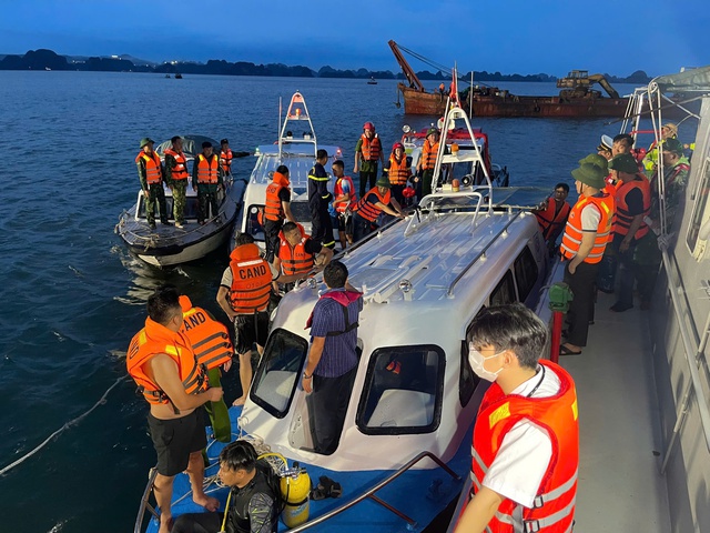 Tìm kiếm nạn nhân vụ tàu du lịch bị đắm trên vịnh Hạ Long - Ảnh 2. Tìm kiếm nạn nhân vụ tàu du lịch bị đắm trên vịnh Hạ Long - Ảnh 2.